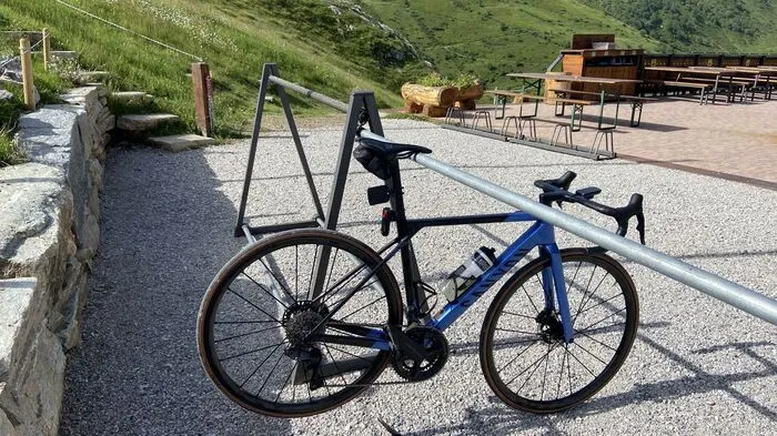 Am ersten Tag fahren wir die Alta Via del Sale, die Ligurische Grenzkammstraße oder Salzstraße. Der Startpunkt liegt auf einer Seehöhe von 1.800 Metern.