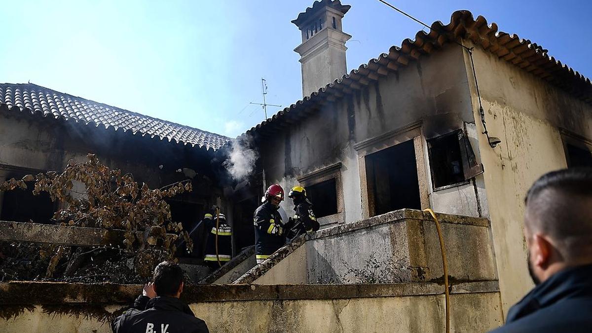 In Portugal untersuchen feuerwehrleute die Schäden