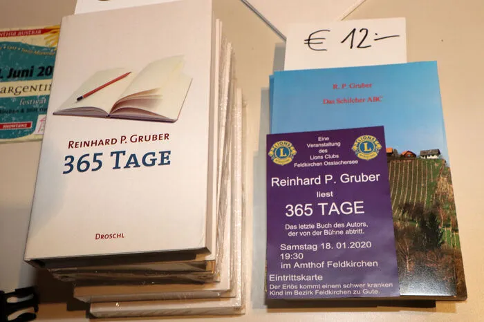 Das neue Buch „365 Tage“ von Reinhard P. Gruber ist eigenen Angaben zufolge auch sein letztes Werk. Er beschreibt eine Seite täglich und berichtet darin über sein persönliches Befinden sowie das Weltgeschehen. Er schreibt über alles, was ihn in Sachen Politik, Sport, Religion, Alter, Gesundheit und Krankheit bewegt. Der Lions Club Feldkirchen Ossiachersee konnte ihn dafür begeistern, eine Lesung zugunsten des an Muskeldystrophie erkrankten 13-jährigen Oliver aus Feldkirchen zu halten, denn es gibt zu wenig Geld aus der öffentlichen Hand, um die enormen Therapie- und Pflegekosten zu decken. Grubers Verlag Droschl in Graz hat dem Lions Club Bücher zum Verkauf zur Verfügung gestellt. In der Pause wird Schilchersekt ausgeschenkt, den der Winzer Langman aus St. Stefan ob Stainz vergünstigt anbietet. Der Erlös kommt Oliver zugute, der damit eine spezielle Schwimmtherapie beginnen kann.