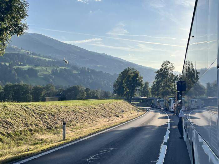 Stau auf der B320 in Folge des Unfalls, Lkw und Busse mussten warten. Links der Hubschrauber 