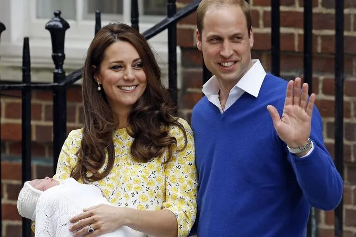 Viel war in den ersten Wochen von Prinzessin Charlotte nicht zu sehen und zu hören, als sie Anfang Mai vor einem Londoner Krankenhaus ruhig schlafend im Arm ihrer Mutter Kate lag ...