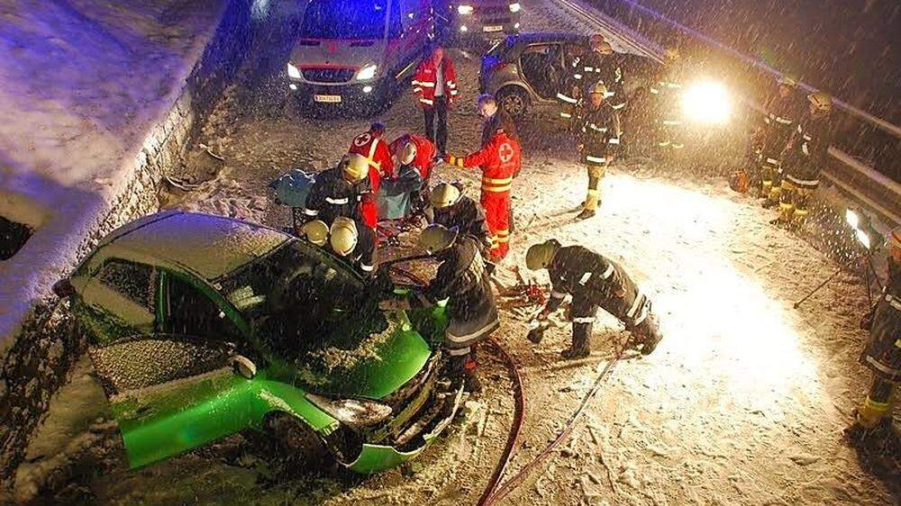 Unfall ereignete sich auf schneeglatter Fahrbahn
