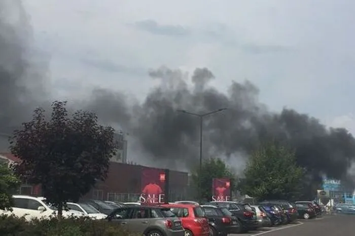 In der Arena Fohnsdorf brannte im August ein Pkw. Viele Menschen beobachten die extreme Rauchentwicklung, auf der S 36 kam es zur Sichtbehinderung.