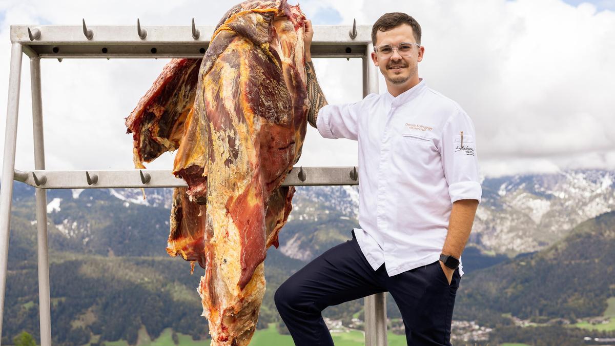 Dennis Katholnig mit Fleisch von der zwölf Jahre alten Kuh.