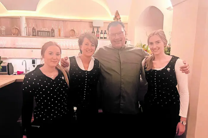 Wirtsleute Patricia und Jürgen Brandner (Mitte) vom Landgasthaus Zeilinger
