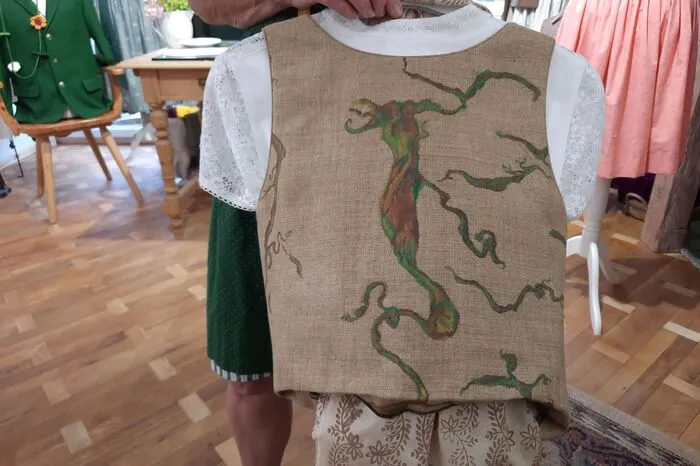 Hier werden Kleidungsstücke handbemalt - wie auf diesem Bild zu sehen - sowie genäht und gefärbt.