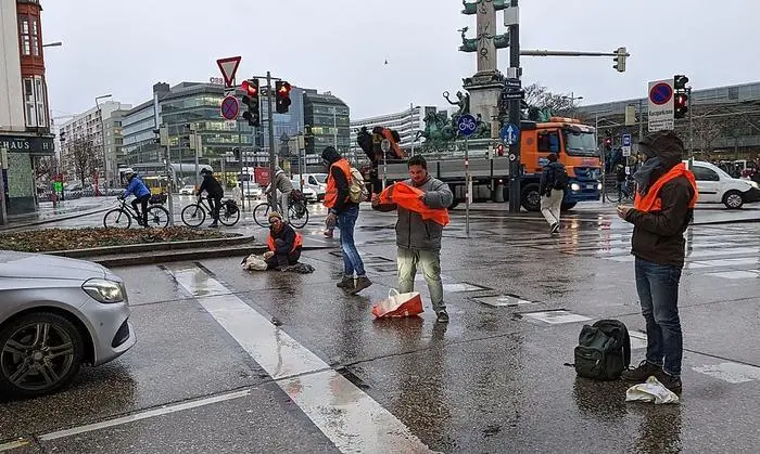 Die "Letzte Generation" legte den Wiener Praterstern lahm