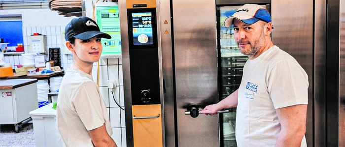 In der technologisch top ausgerüsteten Handwerksbäckerei lernt Leonie S. dank FiT-Lehre den Umgang mit Rezepturen und die Bedienung der modernen Backöfen