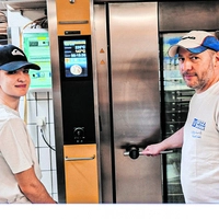 In der technologisch top ausgerüsteten Handwerksbäckerei lernt Leonie S. dank FiT-Lehre den Umgang mit Rezepturen und die Bedienung der modernen Backöfen