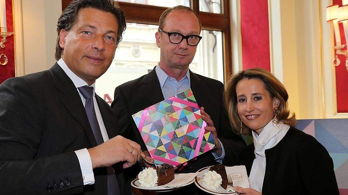 Matthias und Alexandra Winkler mit Heimo Zobernigs Sachertortenbox