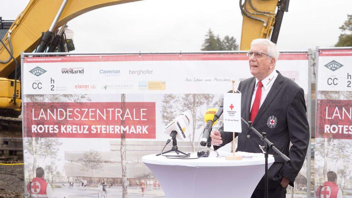Werner Weinhofer, Präsident Rotes Kreuz Steiermark, begrüßte am Mittwochvormittag bei Regenwetter die Gäste der Spatenstich-Feier. Trotz Regen strahlten die Beteiligten vor Freude