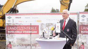 Werner Weinhofer, Präsident Rotes Kreuz Steiermark, begrüßte am Mittwochvormittag bei Regenwetter die Gäste der Spatenstich-Feier. Trotz Regen strahlten die Beteiligten vor Freude