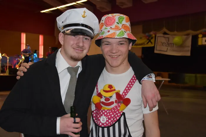 Bunt gemischt waren die Verkleidungen, teils phantasievoll und künstlerisch. Medusen waren da, Ziegen, Amors Paradiesvögel und viele mehr. Klickt euch durch die Bilder und habt euren Spaß.
