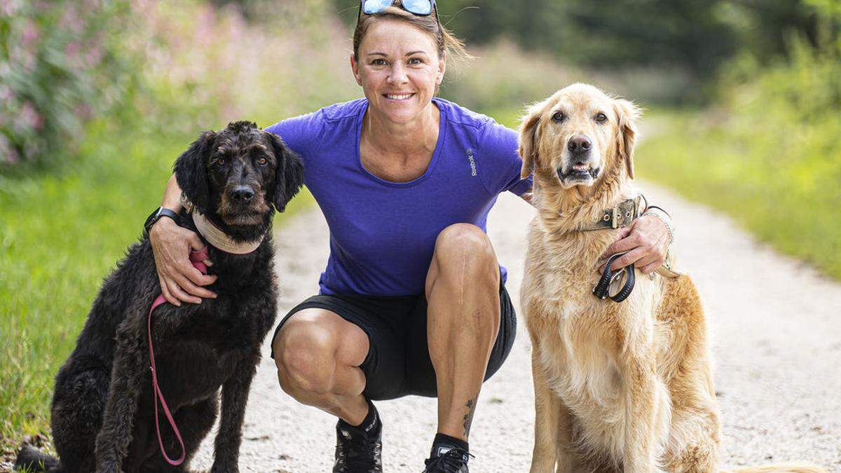 In der Natur mit ihren Hunden Lotti und Resi kann Katrin Horn abschalten