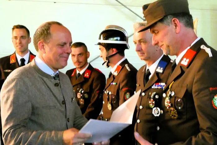 Ortskommandant Martin Fiedler begrüßte zahlreiche Ehrengäste, darunter Nationalratsabgeordneter und Gleisdorfs Bürgermeister Christoph Stark, Bürgermeister von Pischelsdorf Herbert Pillhofer und Bereichsfeuerwehrkommandant Johann Maier. 