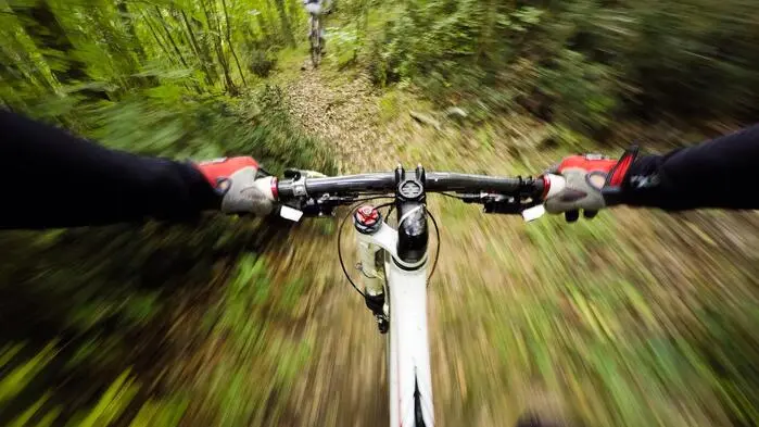 Mountainbiker bei der Fahrt