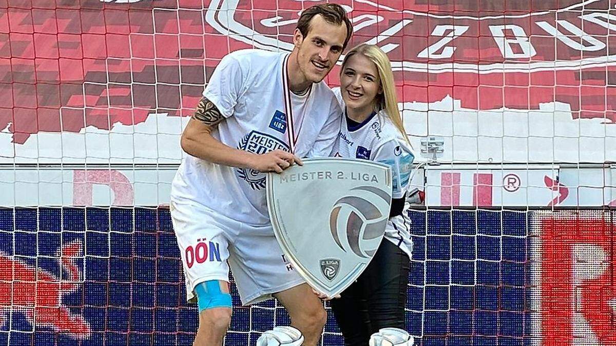 Fabian Schubert mit seiner Verlobten Anja und den Trophäen