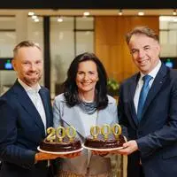 „Ein Meilenstein in unserer Geschichte“: Die Vorstände der Kärntner Sparkasse Michael Koren, Ulrike Resei und Vorstandssprecher Siegfried Huber feiern den 200.000sten Kunden in Kärnten