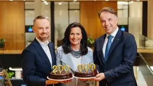 „Ein Meilenstein in unserer Geschichte“: Die Vorstände der Kärntner Sparkasse Michael Koren, Ulrike Resei und Vorstandssprecher Siegfried Huber feiern den 200.000sten Kunden in Kärnten