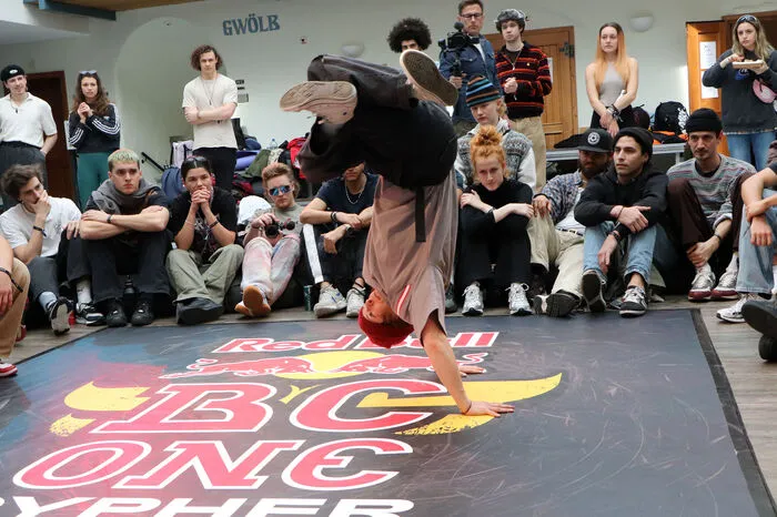 Durch das Engagement der Funky Monkez Crew in Kärnten hat sich das Niveau im Nachwuchsbereich in den letzten Jahren enorm gesteigert.  Es ist uns ein besonderes Anliegen, die neue Generation von TänzerInnen aufzubauen. Ob Anfänger, Fortgeschrittene oder Profis, alle können an den Wettbewerben teilnehmen und/oder als Zuschauer die TänzerInnen unterstützen und den Amthof-Innenhof zum 8. Mal in einen brodelnden.