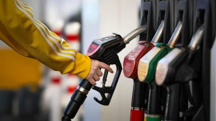 Eine Person bei einer Zapfsäule beim Tanken | Die Preise an den Tankstellen sind zuletzt merklich gesunken