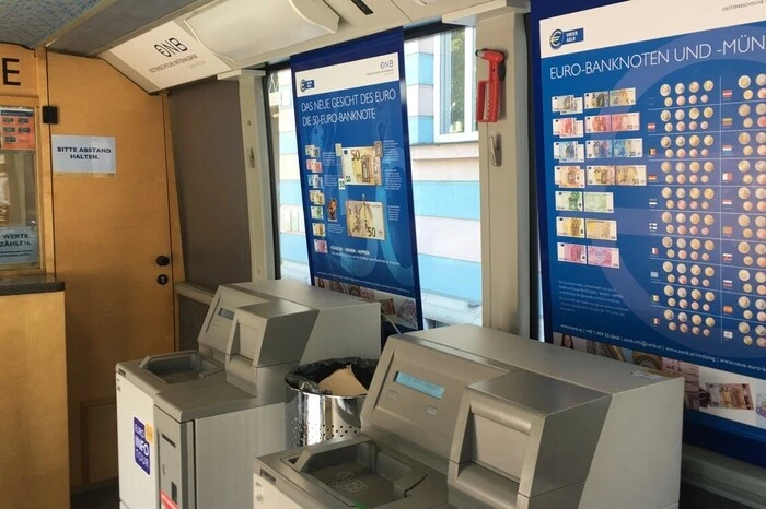 So sieht der Euro-Bus von innen aus. Eine kleine Übersicht über die verschiedenen Euro-Banknoten und -Münzen und darunter stehen die Münzzähler.