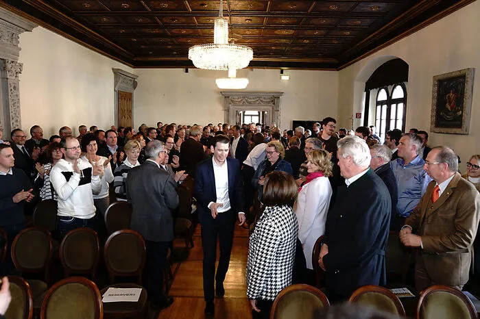 Applaus für den Kanzler, der vielen Zuhörern persönlich die Hand schüttelte.