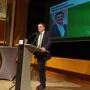 Franz Jost bei seiner Rede in der Stadthalle Fürstenfeld