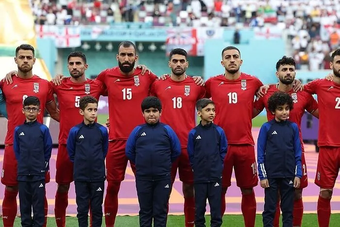 Im Spiel zwischen England und dem Iran war schon nach den Landeshymnen für Schlagzeilen gesorgt. Die Spieler des Iran blieben aus Protest stumm. Das Spiel gewann übrigens England sehenswert mit 6:2.