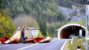 Dach liegt bei Lawinengalerie in Untergrimming auf der Salzkammergut-Bundesstraße