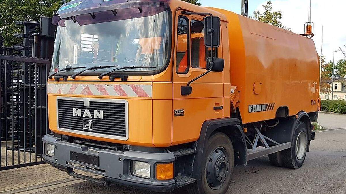 So ein Kehrwagen wurde von der Stadtgemeinde Spittal verkauft. Der neue Eigentümer macht jetzt für die Stadtgemeinde den Kehrdienst