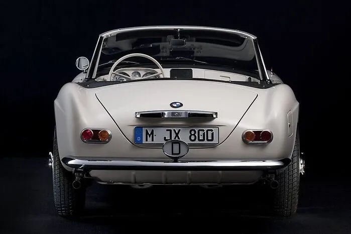 Den Besuchern der populären Klassiker-Show wird der Wagen mit der Fahrgestellnummer 70079 so präsentiert, wie ihn der Soldat Elvis Presley am 20. Dezember 1958 in Empfang nahm, als er in Deutschland stationiert war.