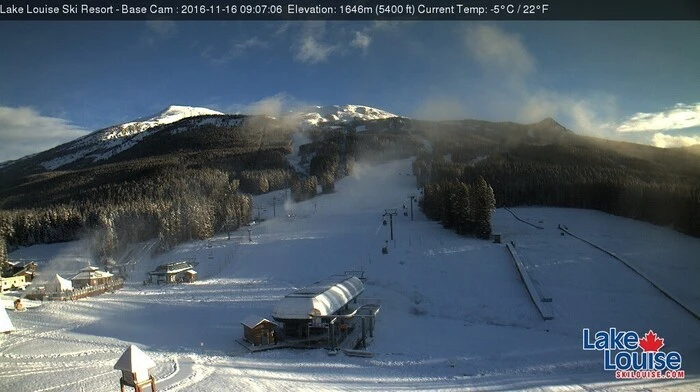 ... Absage sah es in Lake Louise schon besser aus als in den Tagen zuvor. Ein kleiner Schneeschauer war niedergegangen, erstmals hatte es auch Minusgrade. Aber es reicht nicht, um die Abfahrt rechtzeitig fertig zu bekommen.