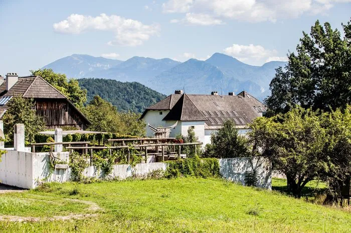 1618 wurde Saager zu einem Schloss ausgebaut. Seit 1962 ist das Haus im Eigentum der Familie Hoke. Künstler Giselbert Hoke hatte es gekauft.