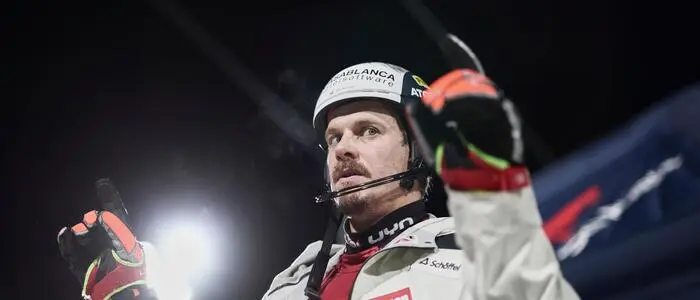 Manuel Feller streckt beide Zeigefinger in die Höhe