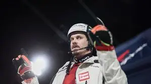 Manuel Feller streckt beide Zeigefinger in die Höhe