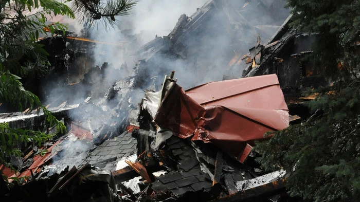 Der Einsatz war schwierig, ein Übergreifen der Flammen auf ein benachbartes Haus konnte verhindert werden.