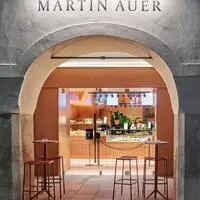 Seit Donnerstag, 15. Oktober, nach dem Umbau wieder offen: Martin Auer am Hauptplatz in Graz