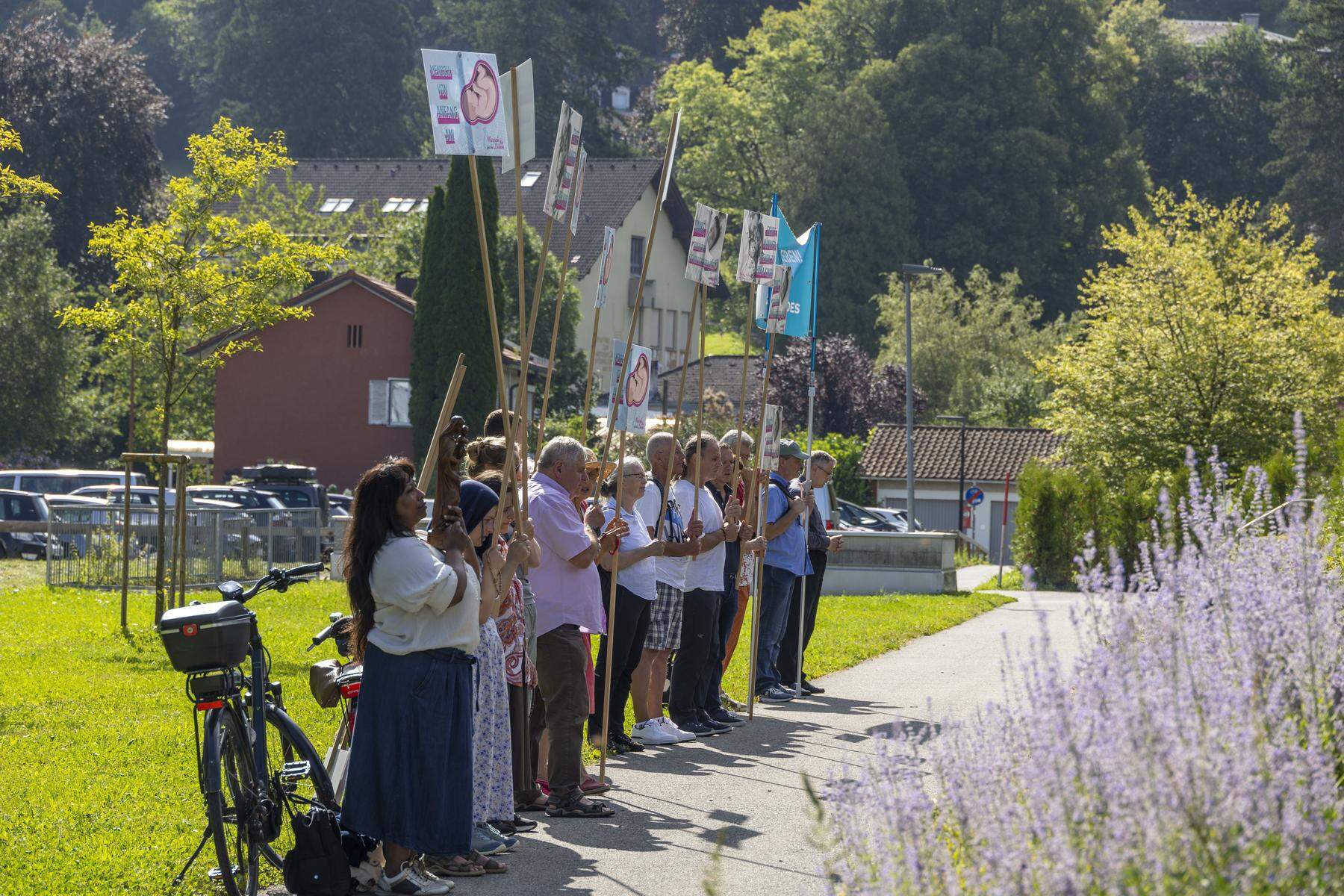 Gebetsstunde gegen Abtreibungen und warum eine Hecke als Schutz nicht reicht