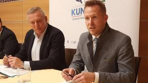 FPÖ-Bezirksparteiobmann Patrick Derler (r.) und Mario Kunasek (Landesparteiobmann) 