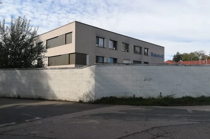 Die Roseneggerstraße war vor dem Abriss für einen Gehsteig zu schmal. Zukünftig wird sie verbreitert.