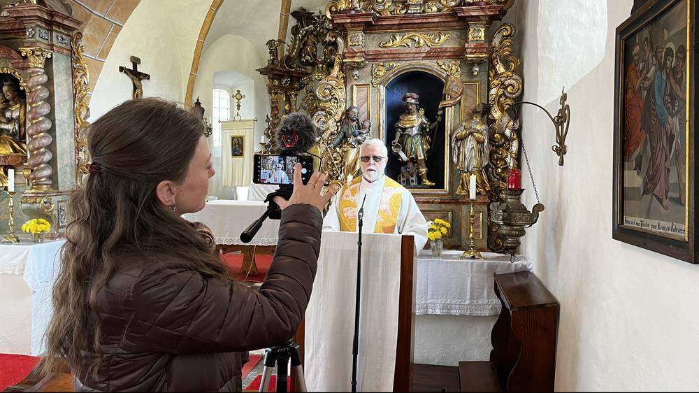 Johannes Staudacher wird bei seinen Predigten von der Kamera begleitet. Mitglieder des Pfarrgemeinderates filmen