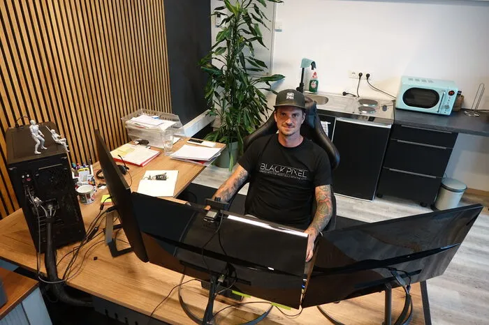 Der gebürtige Grazer arbeitet mit einem Stand-PC "mit viel Power" und an drei Bildschirmen gleichzeit.