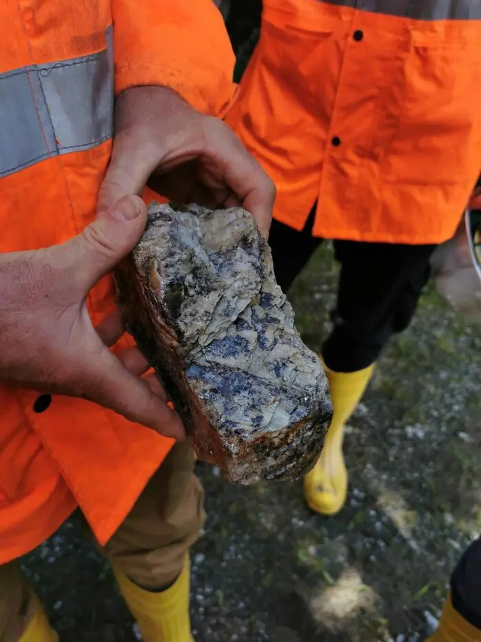Ein Stück Pegmatit aus dem Stollen mit dem lithiumhaltigen Gestein im Untergrund der Koralm (Archivbild)