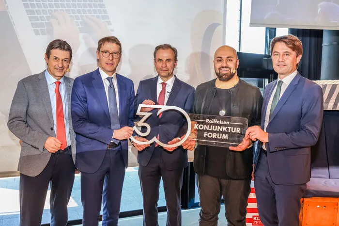 Analyst Peter Brezinschek, Ali Mahlodji, Raiffeisenlandesbank-Vorstände Georg Spanz, Peter Gauper und Georg Messner,