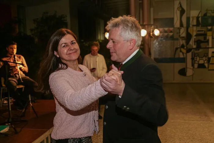 ... Soziallandesrätin Doris Kampus und Caritas Vizedirektor Erich Hohl bei einem Tänzchen ...