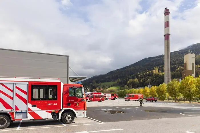 Einsatzfahrzeuge der Feuerwehr auf dem betroffenen Betriebsgelände