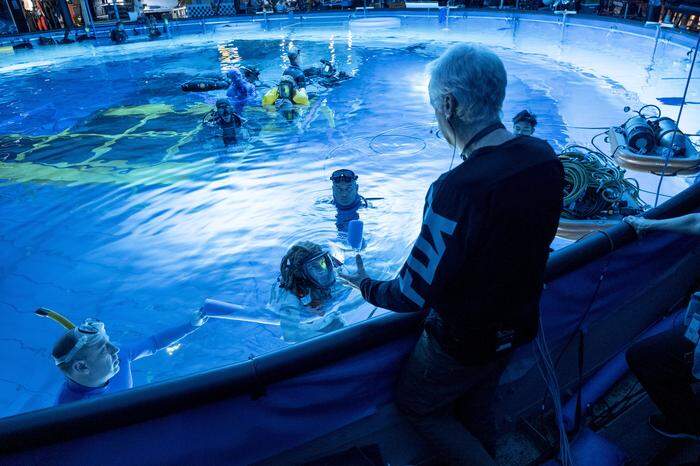 James Cameron bei den Dreharbeiten zu Avatar 2 in einem riesigen Pool