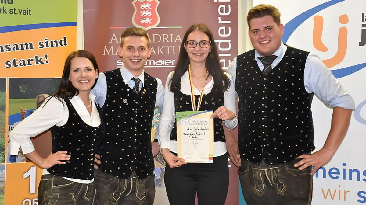 Julia Süßenbacher (mit Urkunde) holte sich 2018 den Landessieg bei der „Vorbereiteten Rede“ und eine Silbermedaille beim Bundesentscheid