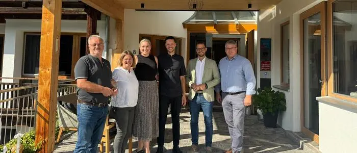 Sechs Personen lachen in die Kamera